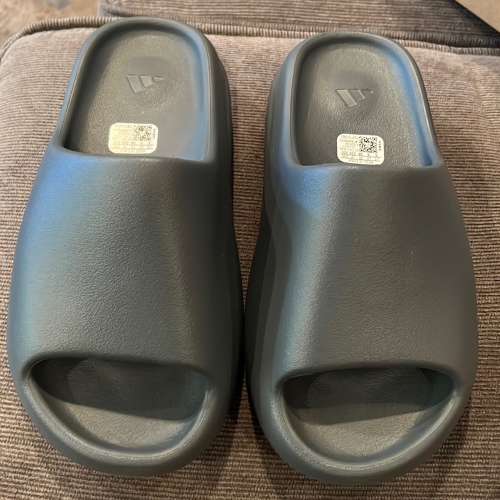 YZY SLIDE ADIDAS BRAND NEW